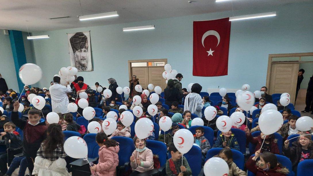 Turkiye Kızılay Derneği tarafından ilçemiz ilkokul öğrencilerine ilçe kütüphanesi konferans salonunda''Kızılay Tiyatrosu'' adlı tiyatro gösterisi düzenlendi.
