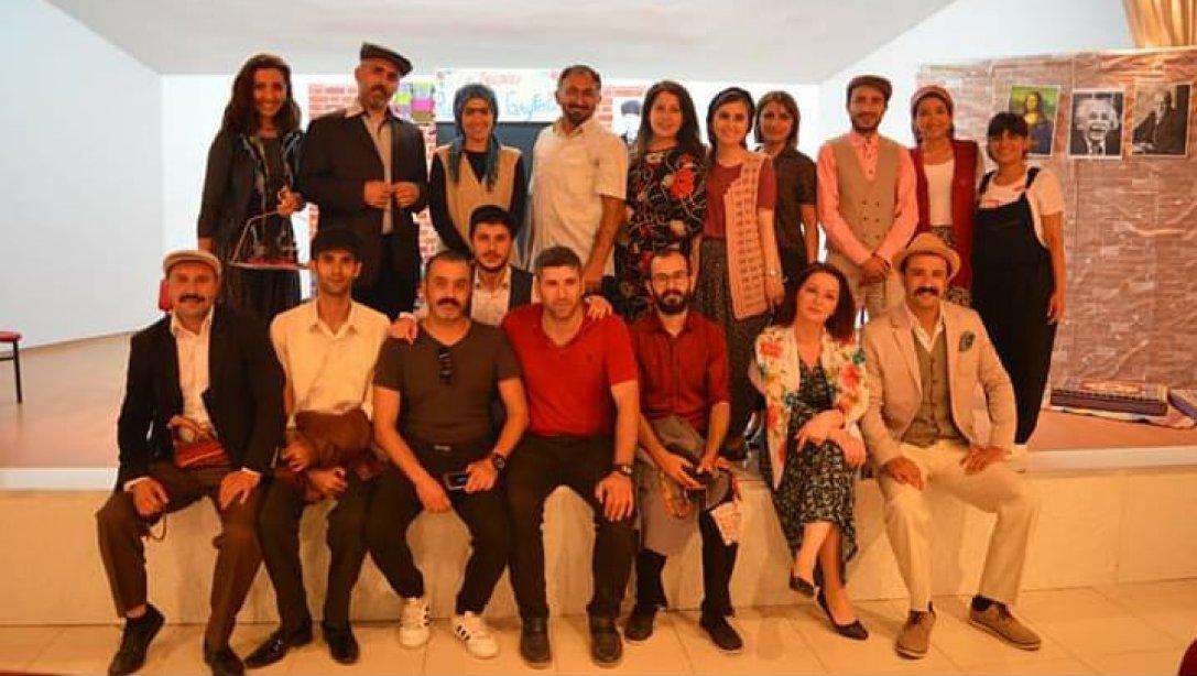 Erzincan İl Milli Eğitim Müdürlüğümüzün Öğretmenlerden oluşan Tiyatro Ekibi İlçemizde oyunlarını sergiledi.