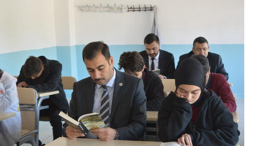 ''Candır Kitap Can Hep Birlikte Okuyor Erzincan Projesi'' kapsamında İlçemizde tüm okullarda okuma etkinliği gerçekleştirildi